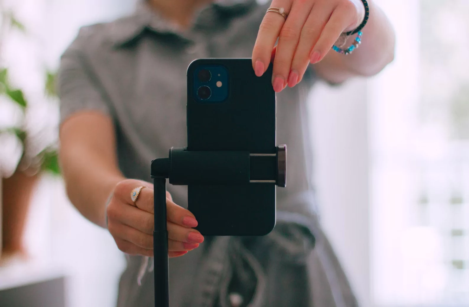 phone-stands-hands